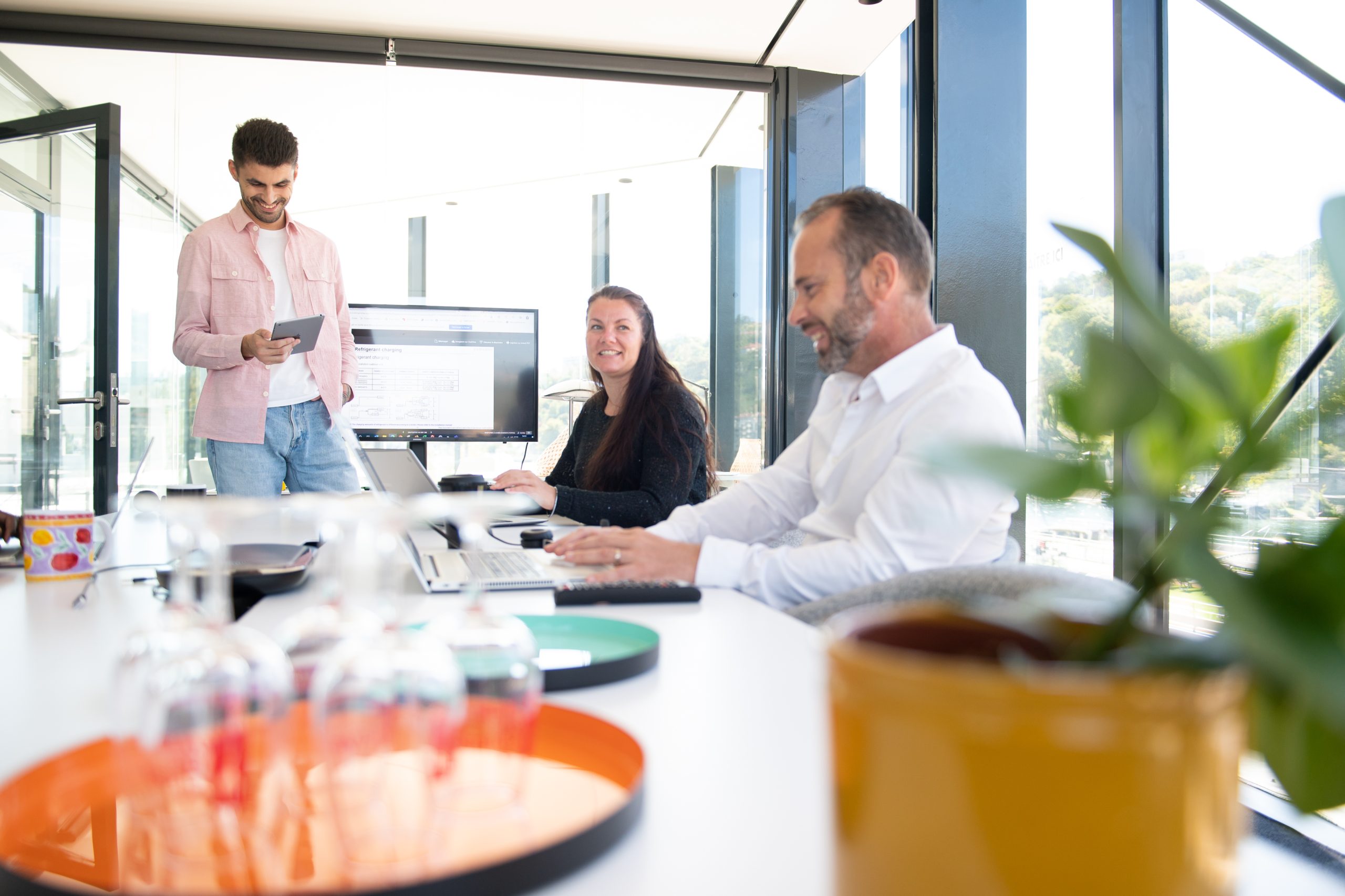Des employés en réunion