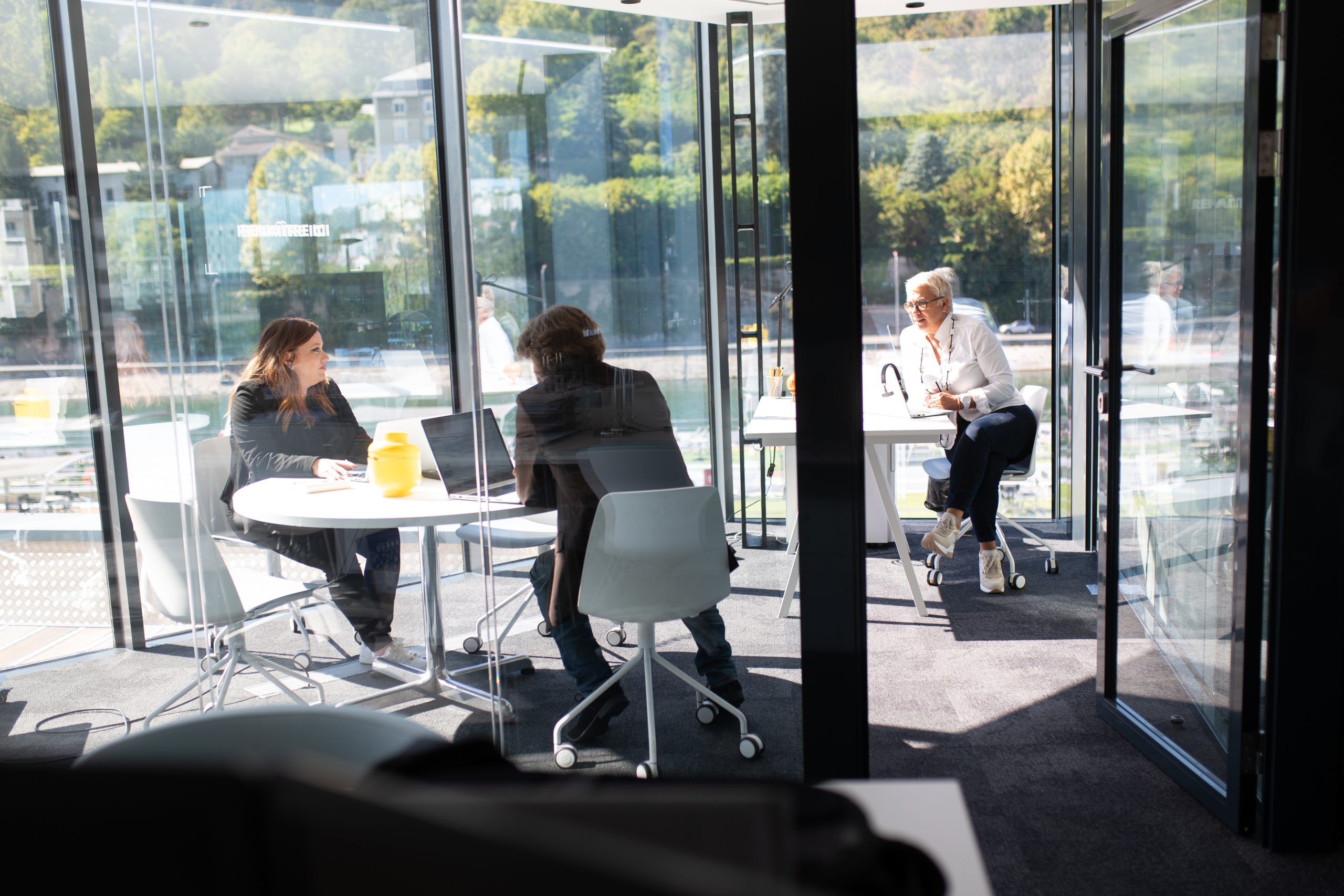 Collaboration d’employées dans un environnement de travail