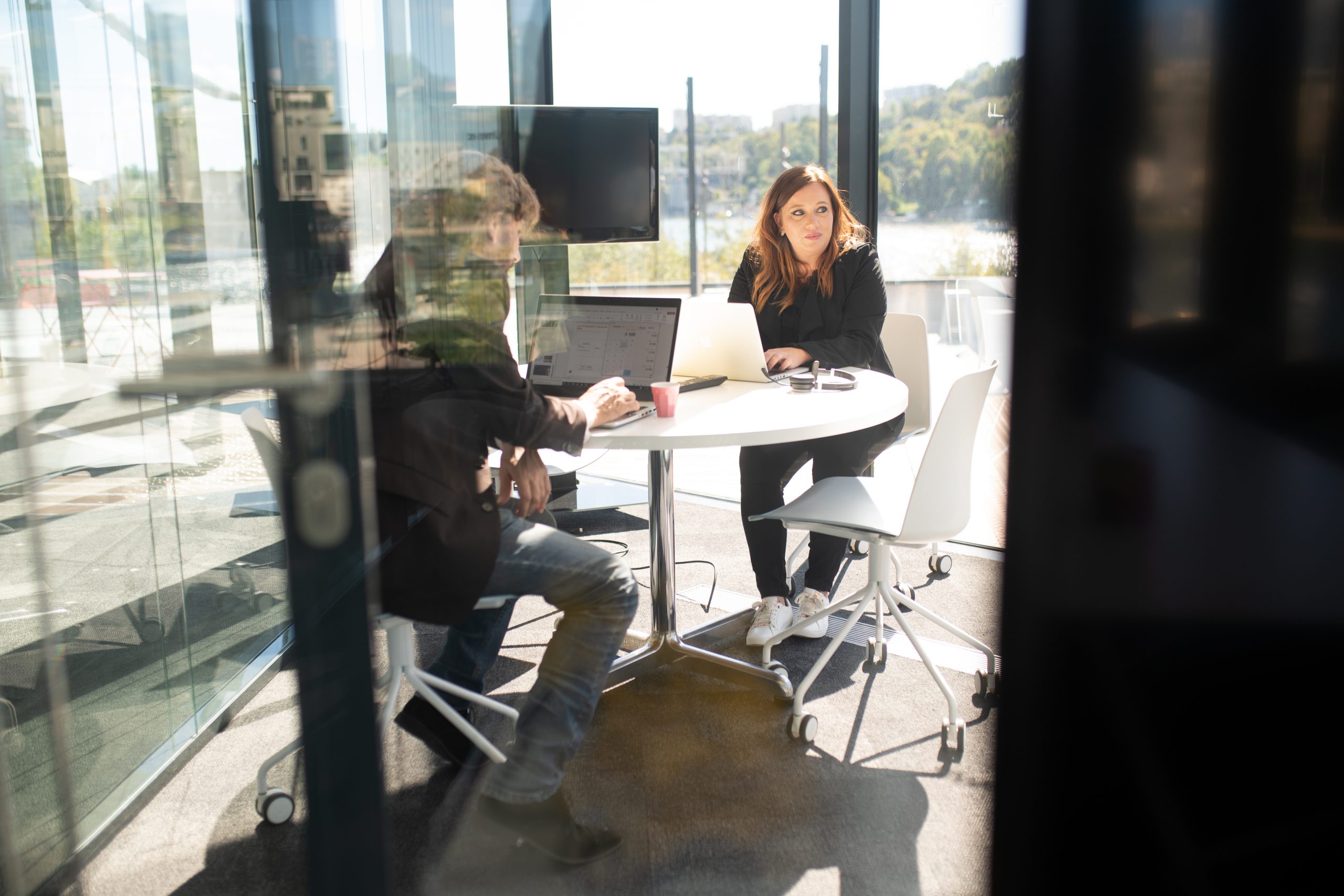 Employés travaillant ensemble dans un espace de coworking