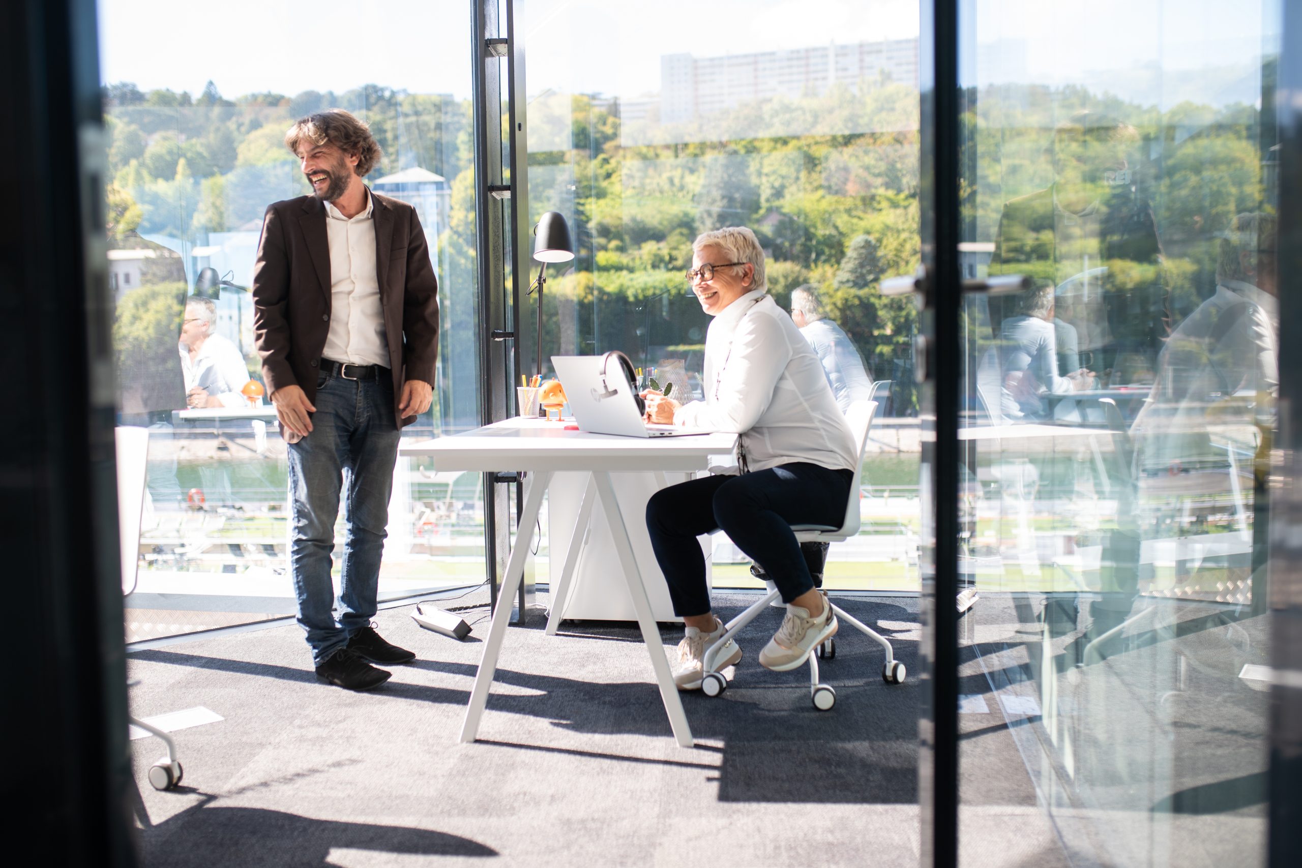 deux employés qui discutent