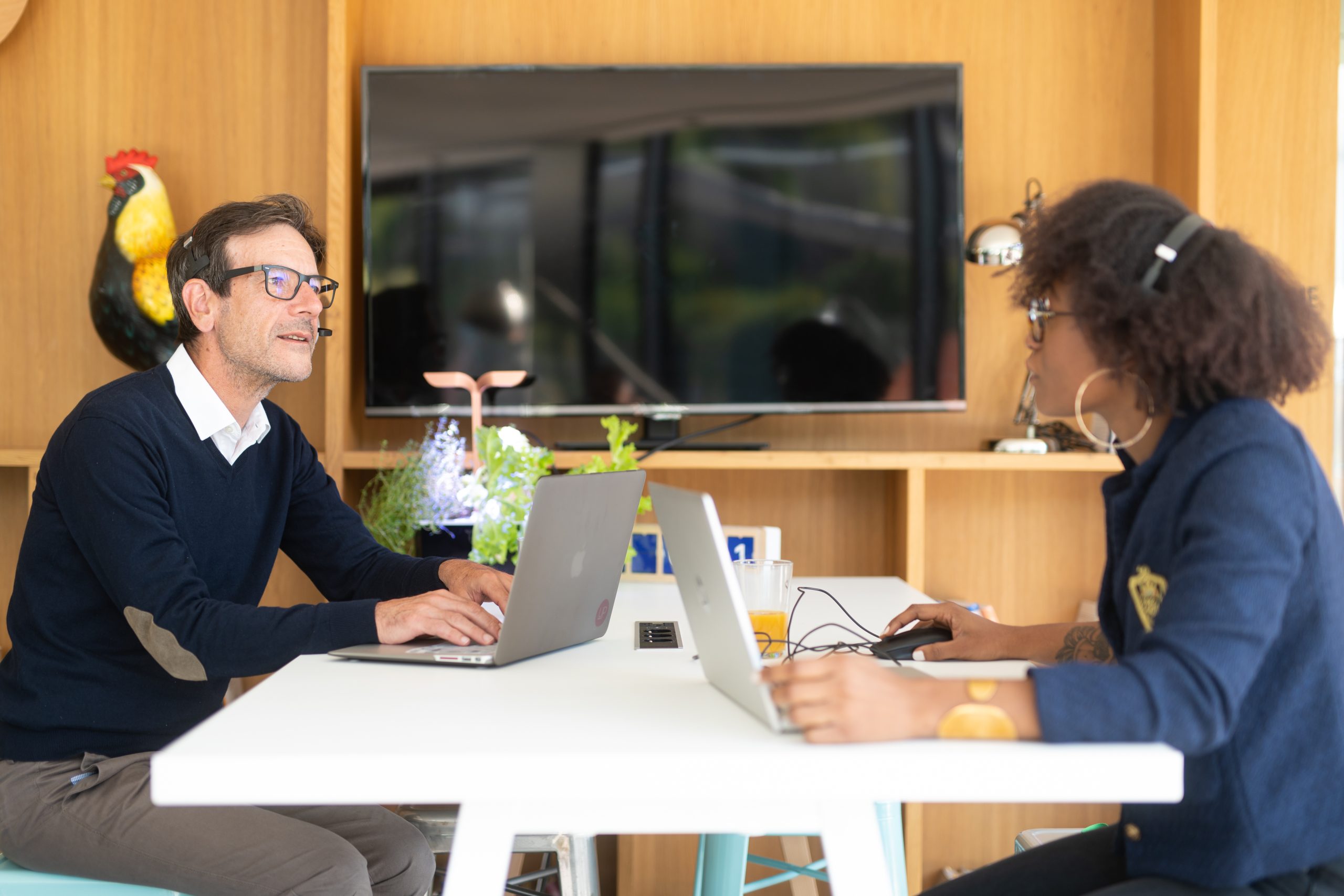 Collaborateurs B2B échangeant autour d’un projet digital