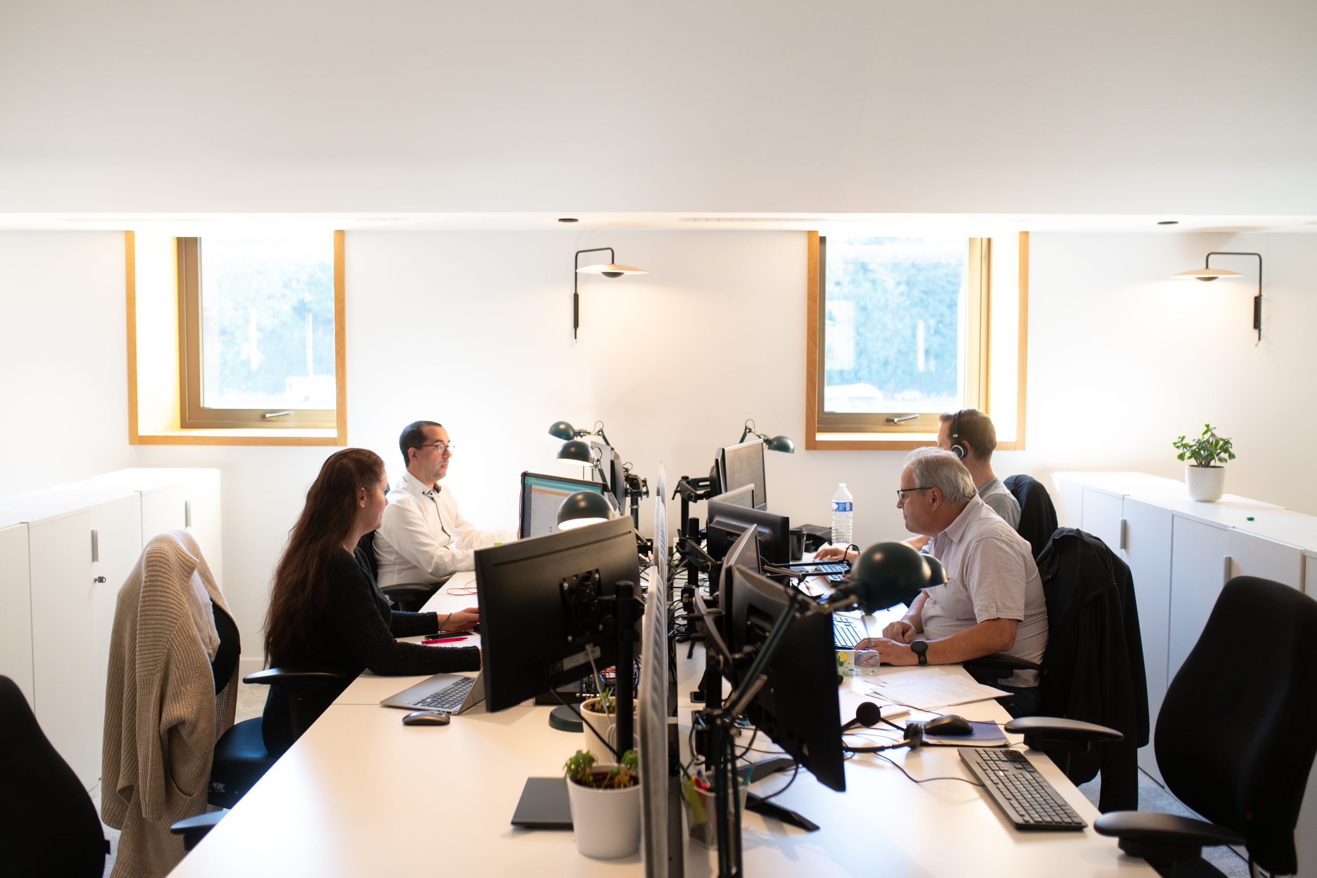 Employés travaillant ensemble dans un espace de coworking