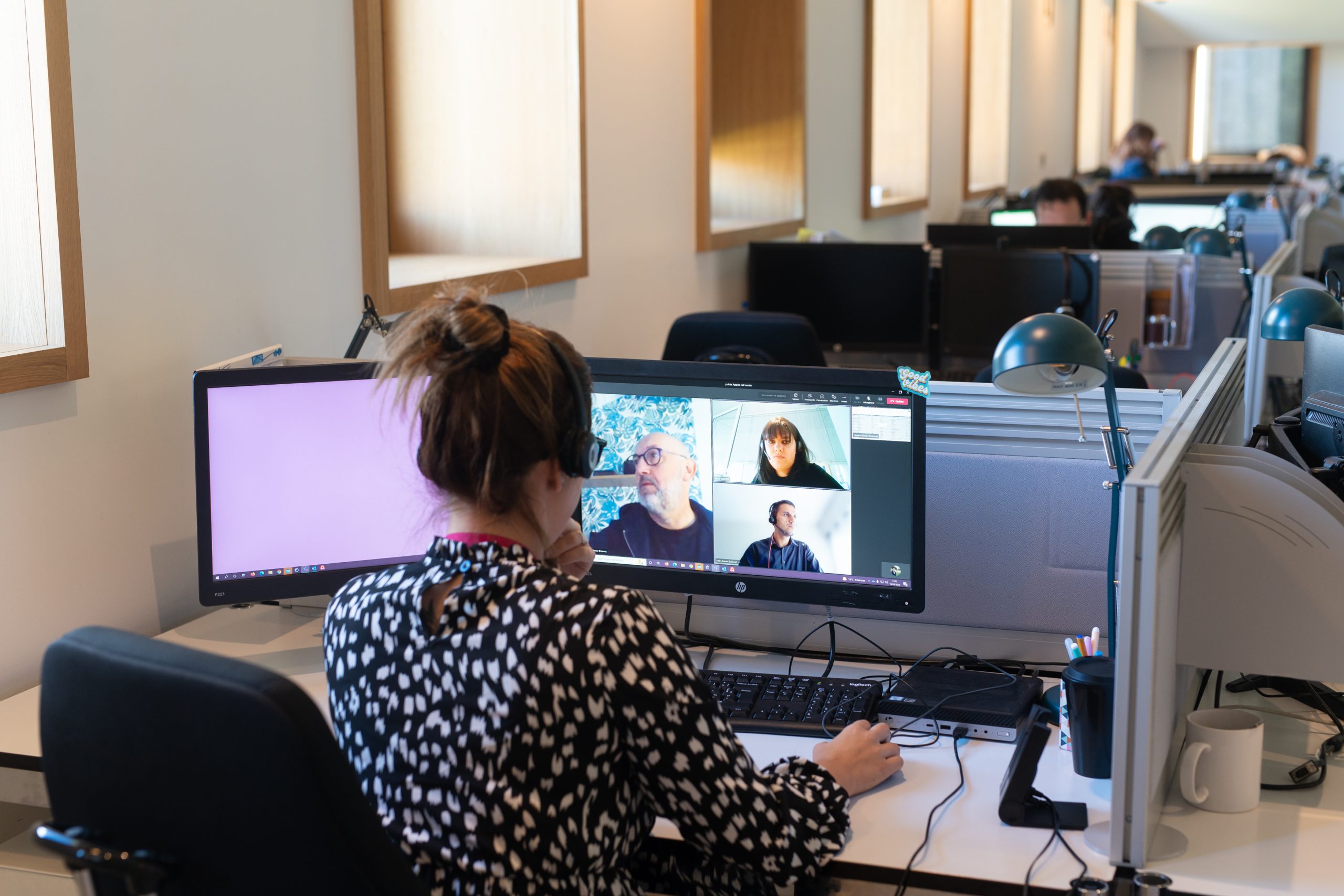 Une employée au bureau