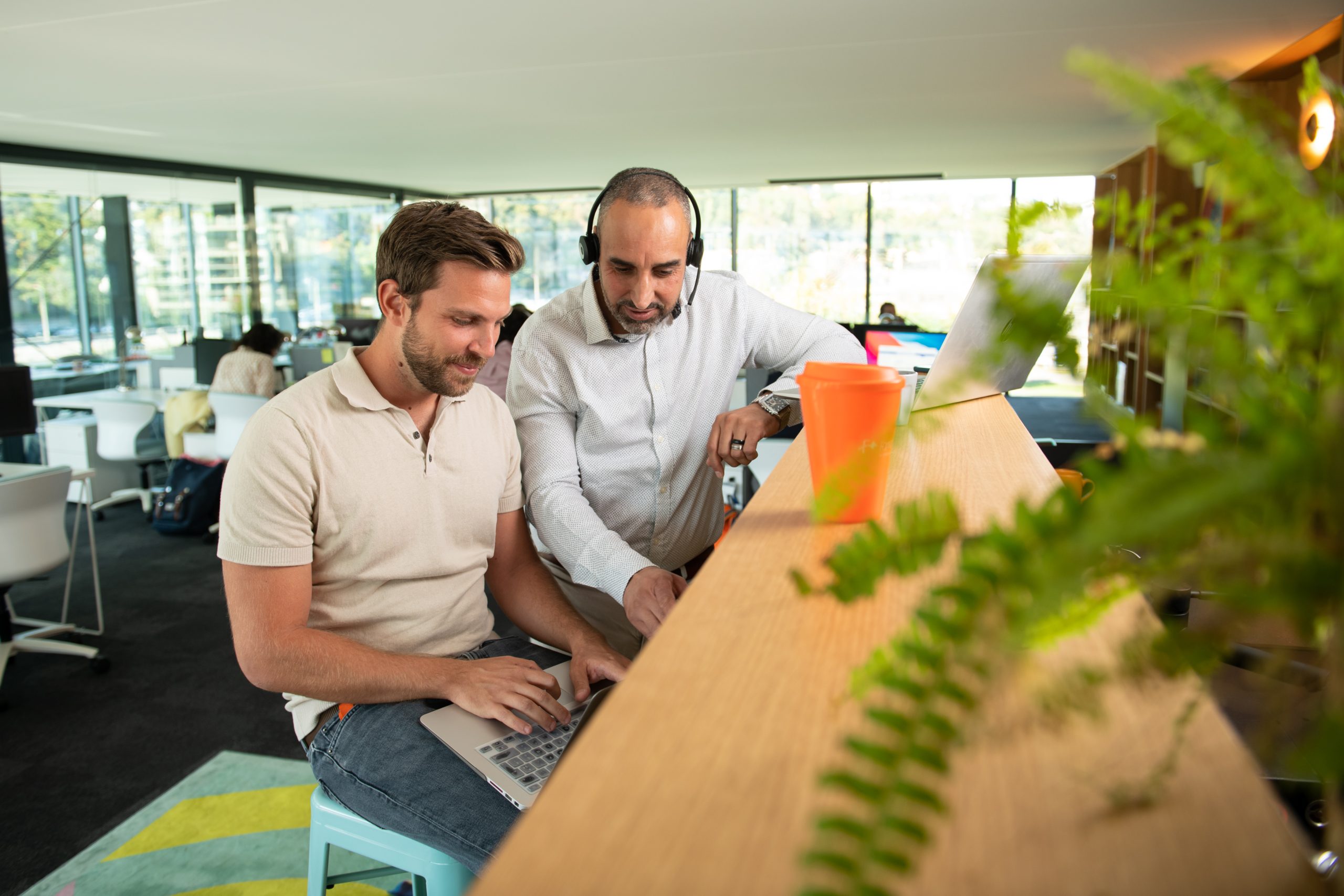 Deux employés au bureau qui travaillent