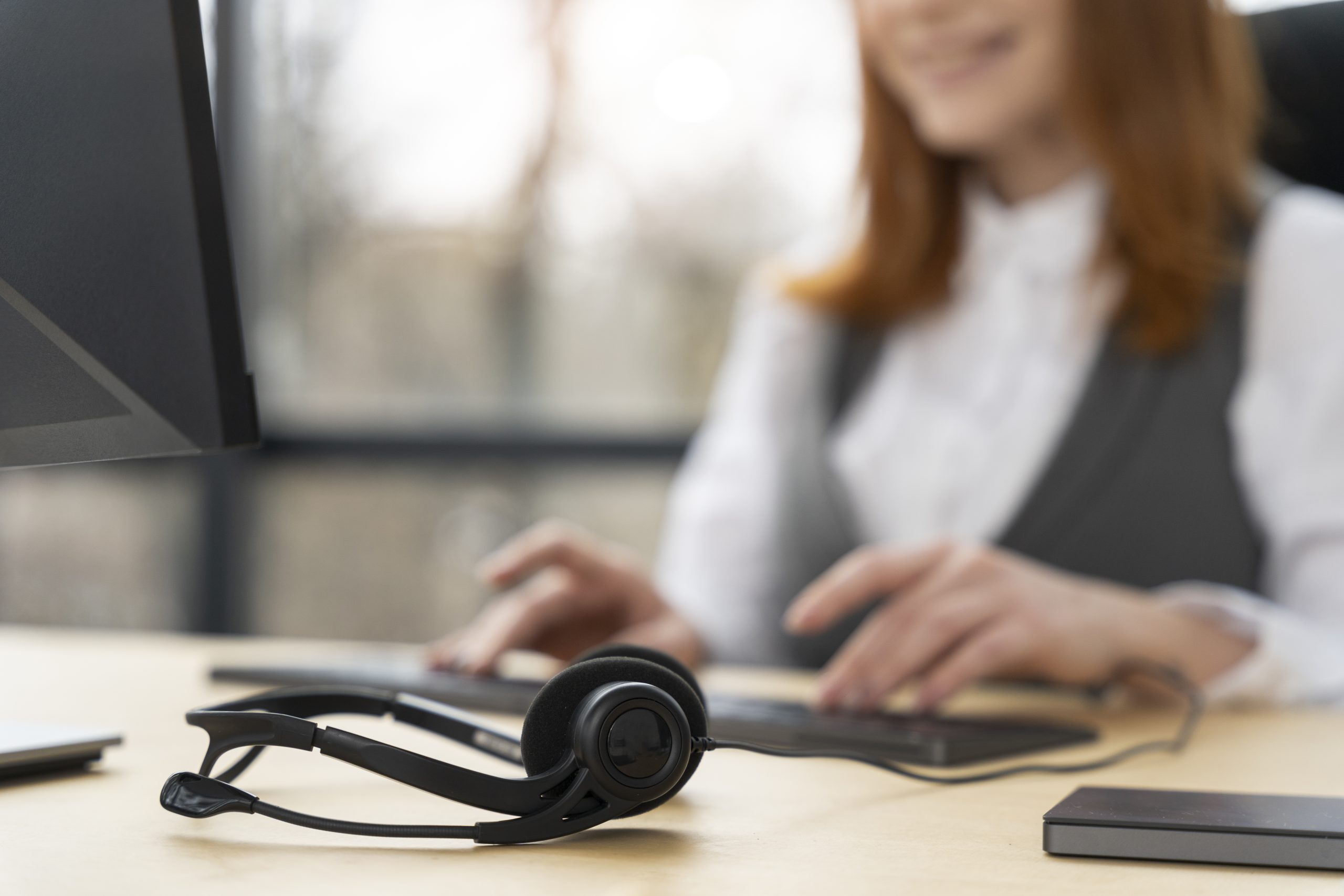 casque sur un bureau avec un téléconseillère